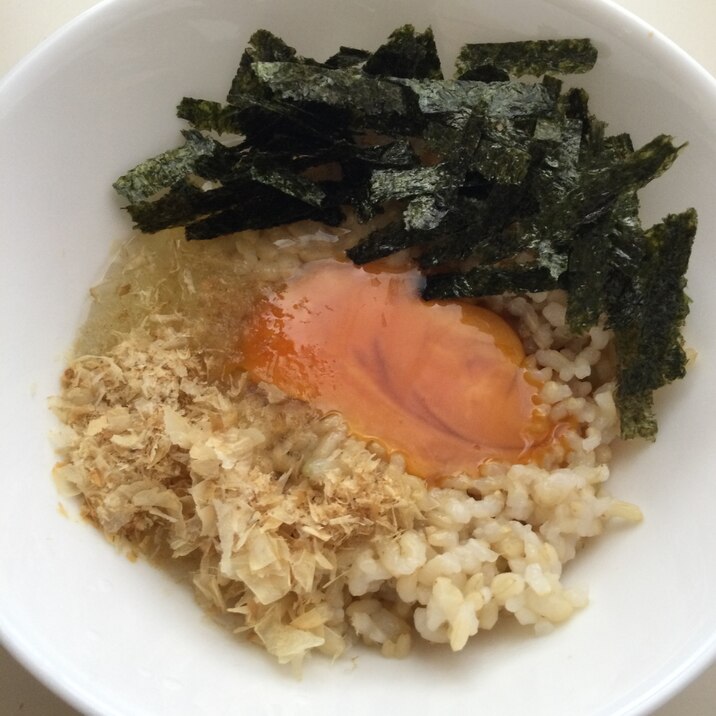 ぽん酢しょうゆとおかかともみのりの卵かけご飯